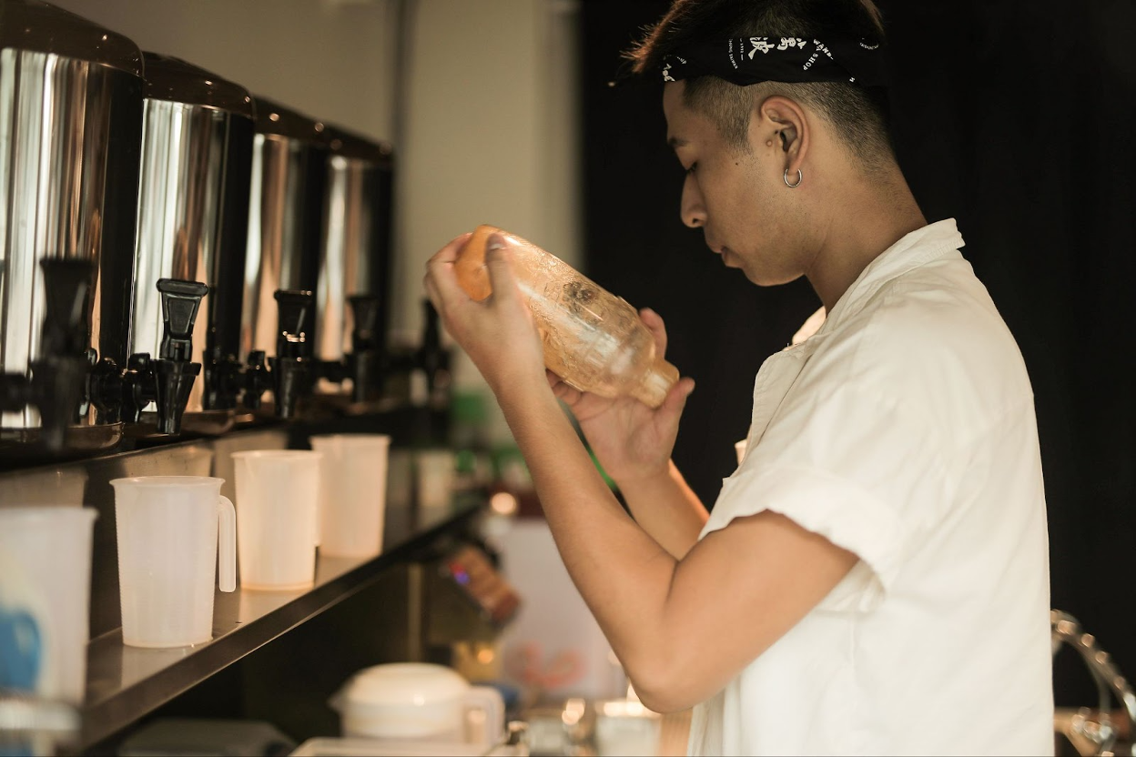 milk-tea-staff-making-boba-milktea